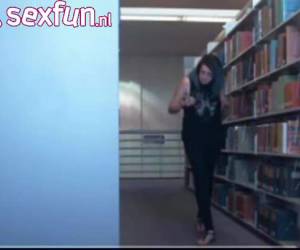 In de bibliotheek voor de webcam laat het meisje haar broek zakken en laat haar tietjes zien